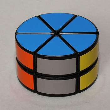 Rubikův sýr černý zadní strana - tvar nakrájeného sýra